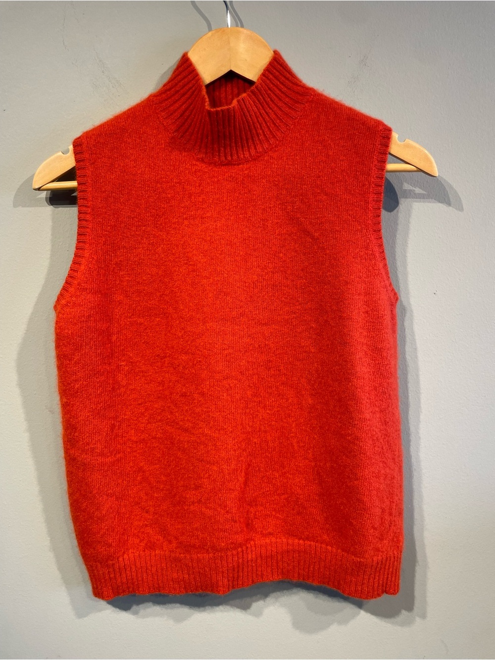 Bloomingdale's Bright Red Sleeveless Turtleneck Sweater 100% cashmere Vest